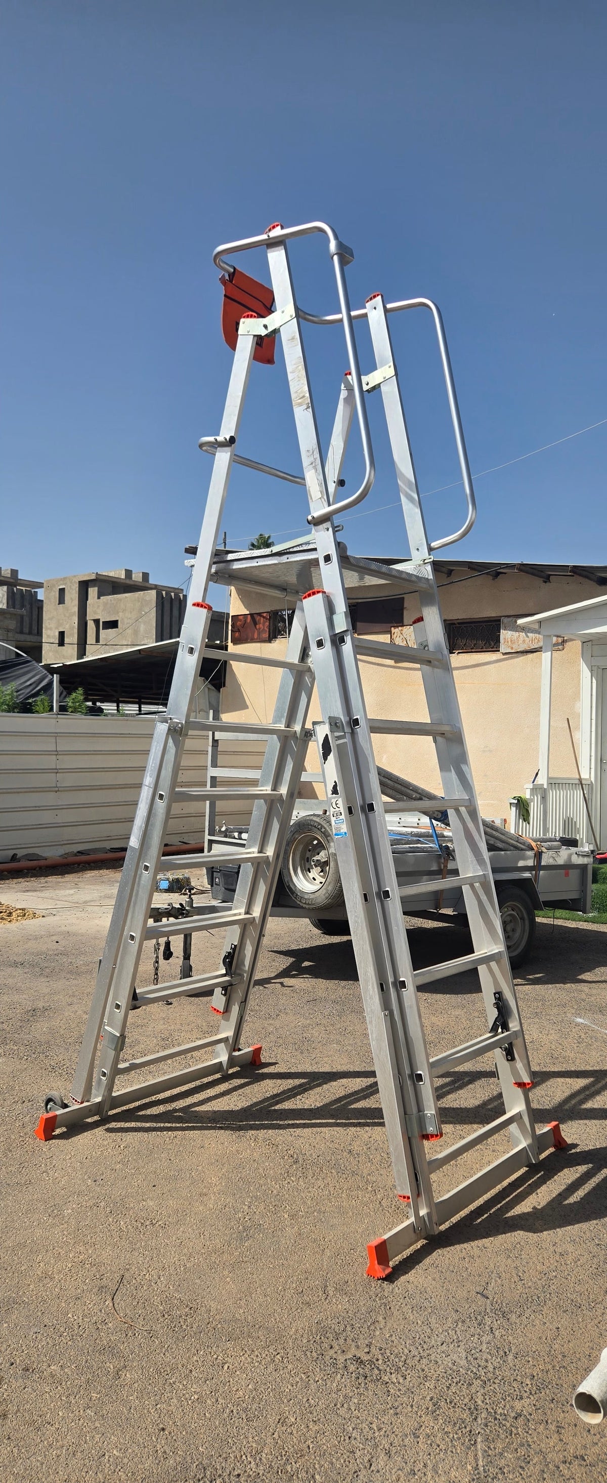 סולם פלטפורמה מתכוונן מאלומיניום – 6+1 שלבים, גובה משטח 1.82–2.82 מ' | משטח מגודר, מעקה בטיחות ו-2 גלגלי שינוע | מתצוגה