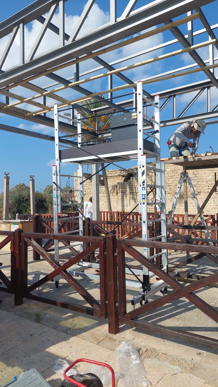 פיגום אלומיניום טלסקופי נייד דגם 7509 – מתכוונן לגובה עבודה 3.6–5.1  מ׳ תקן EN1004