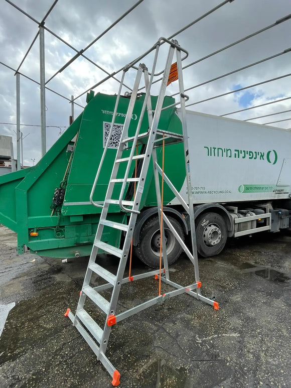 סולם תחזוקה מתקפל מאלומיניום – 8+1 שלבים, גובה משטח דריכה 2.3 מ' | כולל פלטפורמה, מעקה בטיחות וגלגלים