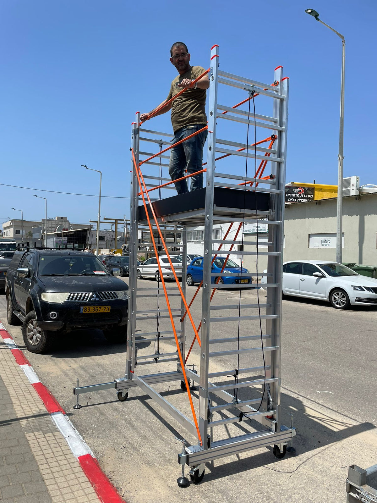 פיגום אלומיניום טלסקופי נייד דגם 7511 – מתכוונן לגובה עבודה 4.1–6.1  מ׳ תקן EN1004