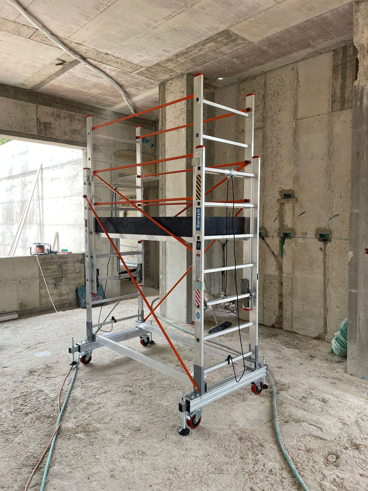 פיגום אלומיניום טלסקופי נייד דגם 7509 – מתכוונן לגובה עבודה 3.6–5.1  מ׳ תקן EN1004