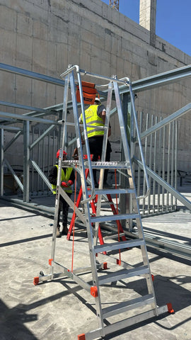סולם תחזוקה מתקפל מאלומיניום – 5+1 שלבים, גובה משטח דריכה 1.5 מ' | כולל פלטפורמה, מעקה בטיחות וגלגלים - 0