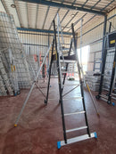 סולם פלטפורמה נייד תקן אירופאי 5 + 1 עם מעקה בטיחות ומייצבים גובה עבודה 3.5 מ- מתצוגה AOMARltd