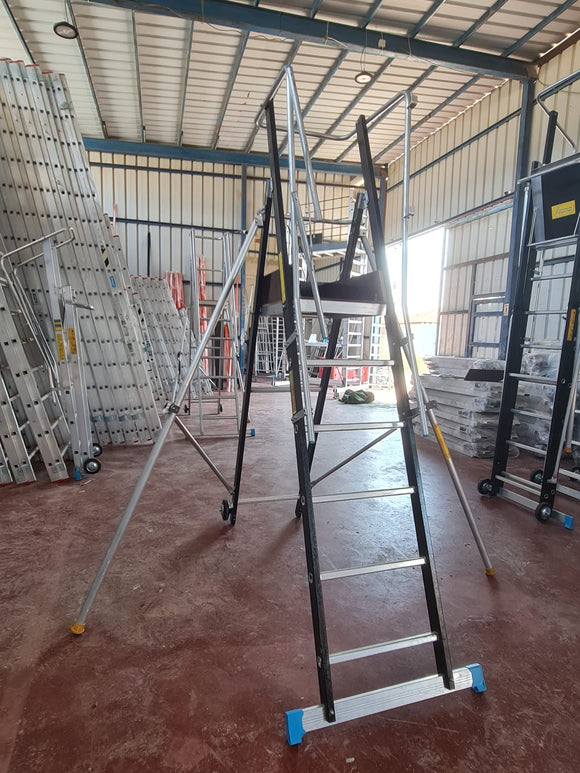 סולם פלטפורמה נייד תקן אירופאי 5 + 1 עם מעקה בטיחות ומייצבים גובה עבודה 3.5 מ- מתצוגה AOMARltd