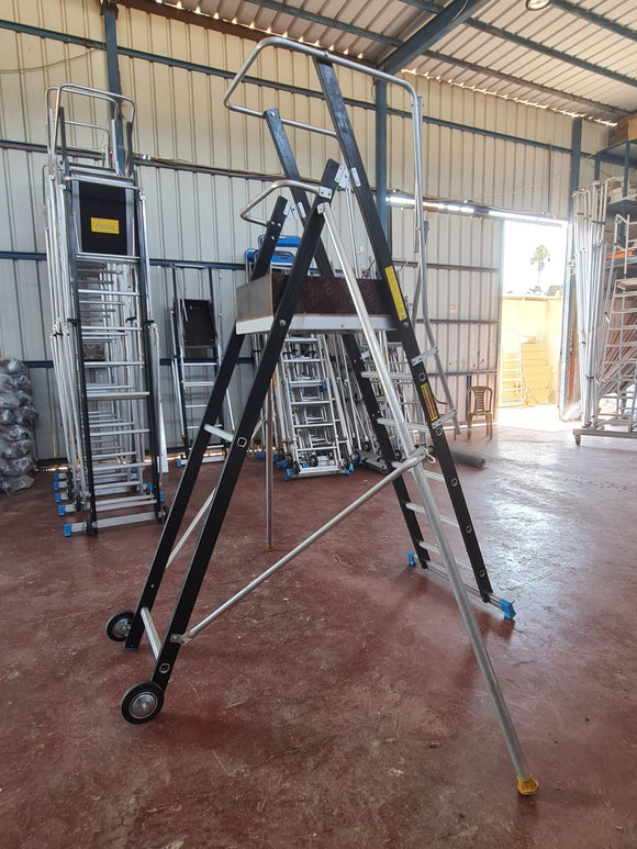 סולם פלטפורמה נייד תקן אירופאי 5 + 1 עם מעקה בטיחות ומייצבים גובה עבודה 3.5 מ- מתצוגה AOMARltd