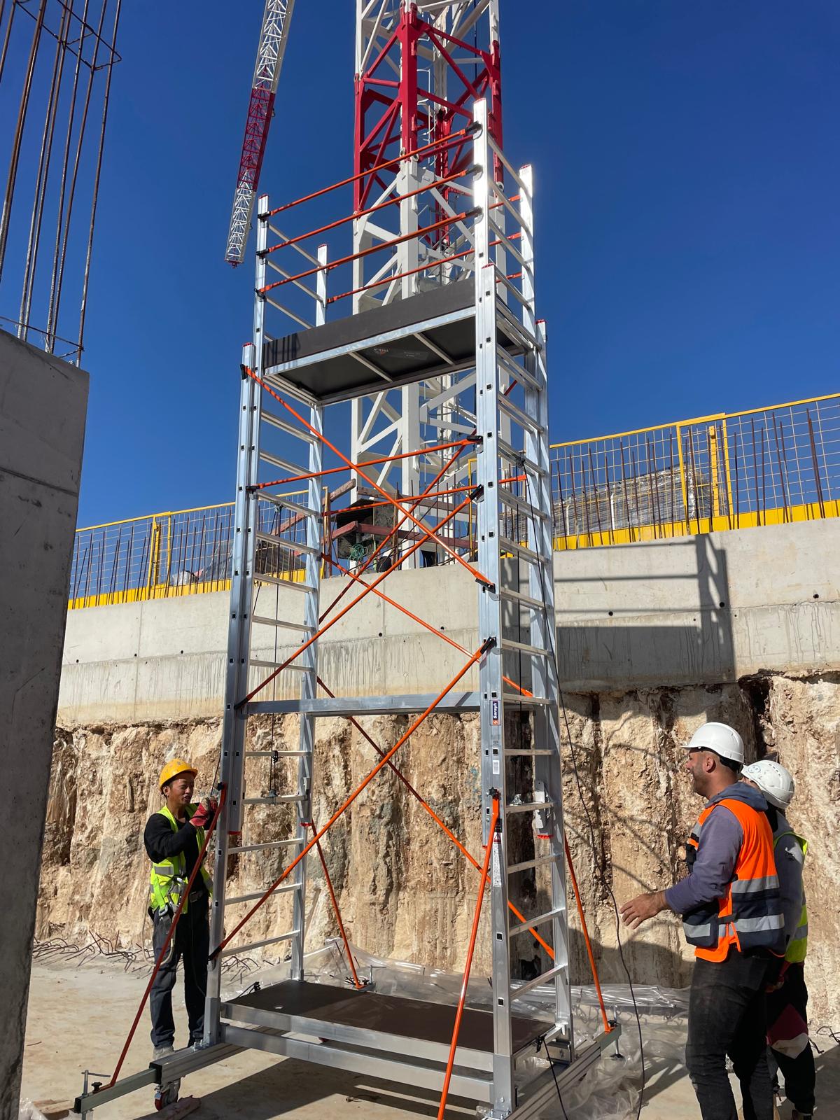 פיגום אלומיניום טלסקופי נייד דגם 7519 – מתכוונן לגובה 6.3–10 מ׳  תקן EN1004