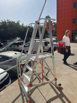 סולם תחזוקה מתקפל מאלומיניום – 3+1 שלבים, גובה משטח דריכה 1 מ' | כולל פלטפורמה, מעקה בטיחות וגלגלים Sarayli