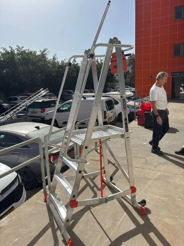 סולם תחזוקה מתקפל מאלומיניום – 3+1 שלבים, גובה משטח דריכה 1 מ' | כולל פלטפורמה, מעקה בטיחות וגלגלים - 0