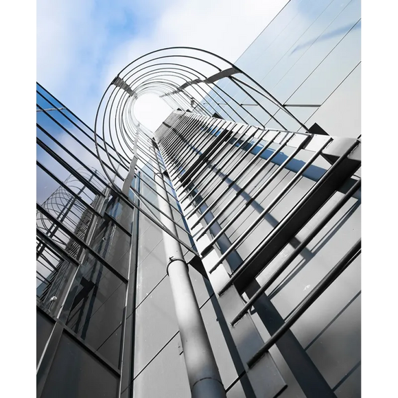 סולם אלומיניום 6-8 מ' עם כלוב הגנה לעליות גג ויציאות חירום