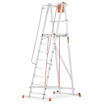 סולם תחזוקה מתקפל מאלומיניום – 7+1 שלבים, גובה משטח דריכה 2.1 מ' | כולל פלטפורמה, מעקה בטיחות וגלגלים