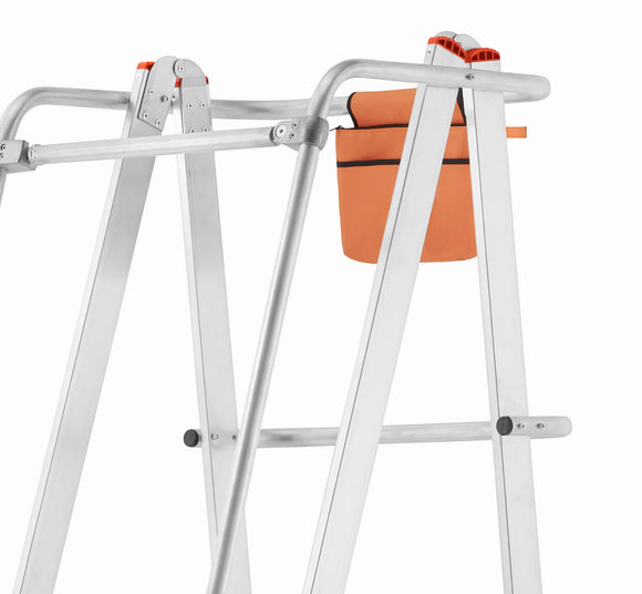 סולם תחזוקה מתקפל מאלומיניום – 7+1 שלבים, גובה משטח דריכה 2.1 מ' | כולל פלטפורמה, מעקה בטיחות וגלגלים