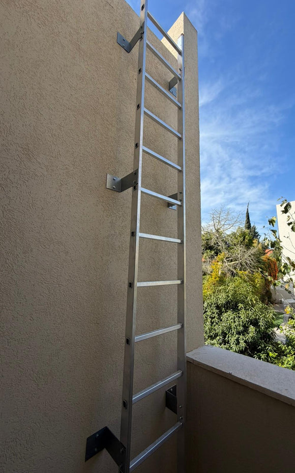 סולם קבוע מותקן על קיר עם קיבועי פלדה